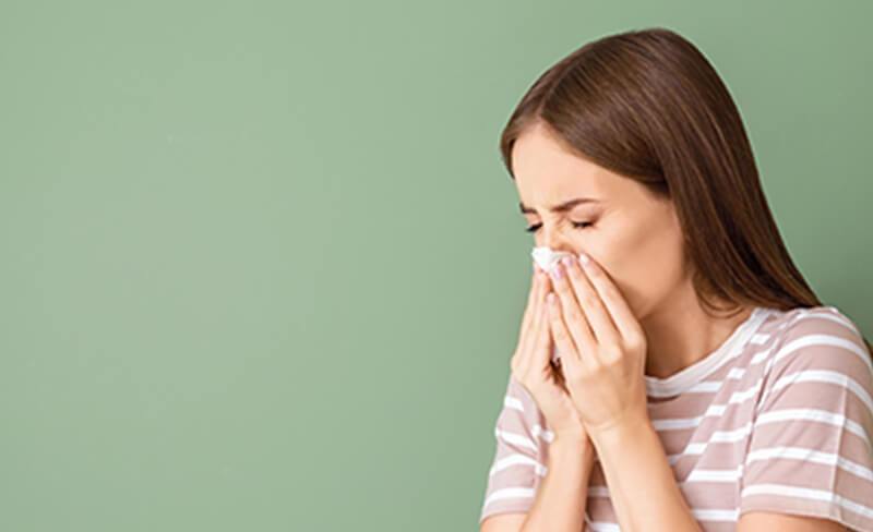 Warum muss ich immer niesen? | Könnte es eine Allergie sein?